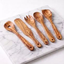 Set de 5 ustensiles en bois d'olivier, vue studio en angle