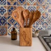 Cinq ustensiles dans leur porte-ustensiles en ambiance cuisine