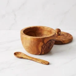 Boîte à sucre en bois d’olivier ouverte, vide, avec couvercle et cuillère