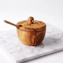 Boîte à sucre en bois d’olivier fermée avec cuillère sur marbre blanc