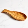 Porte-cuillère en bois d’olivier de 23 cm sur marbre blanc