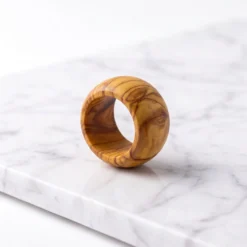 Rond de serviette en bois d’olivier sur fond marbré clair