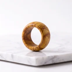 Rond de serviette en bois d’olivier centré sur fond marbré