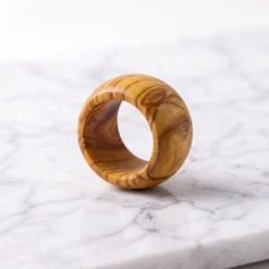 Rond de serviette en bois d’olivier en vue studio rapprochée