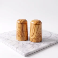 Duo contemporain de salière et poivrière en bois d’olivier sur fond marbré