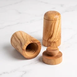 Salière et poivrière en bois d’olivier ouvertes pour montrer la base filetée