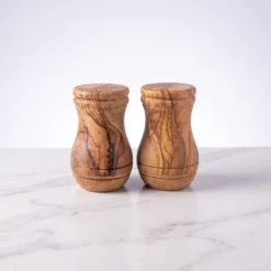 Duo salière et poivrière en bois d’olivier sur marbre blanc
