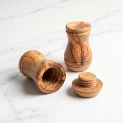Base filetée ouverte pour remplir la salière et la poivrière par le dessous