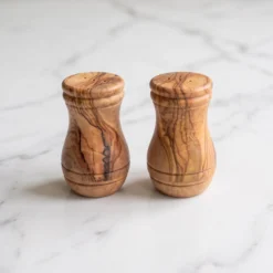 Duo salière et poivrière en bois d’olivier vu de profil