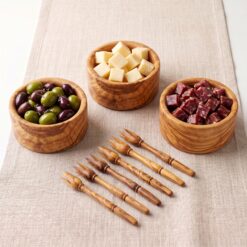 Trio apéritif : trois bols et six pics en bois d'olivier sur lin