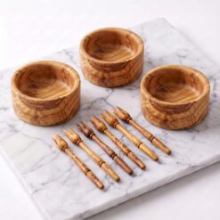 Trois bols vides et six pics en bois d'olivier sur marbre