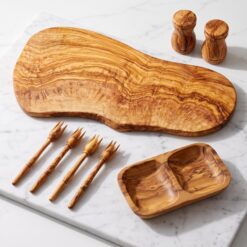 Coffret apéritif Oricrafts de 8 pièces en bois d’olivier, planche, plateau, salière, poivrière et quatre pics
