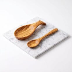 Repose-cuillère et cuillère de 25 cm en bois d’olivier — vue studio