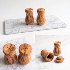 Trois vues de la salière et de la poivrière en bois d’olivier incluses dans le coffret