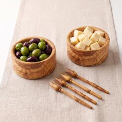Deux bols apéritif et quatre pics en bois d’olivier sur lin — aliments non inclus