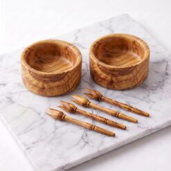 Deux bols apéritif et quatre pics en bois d’olivier — vue studio
